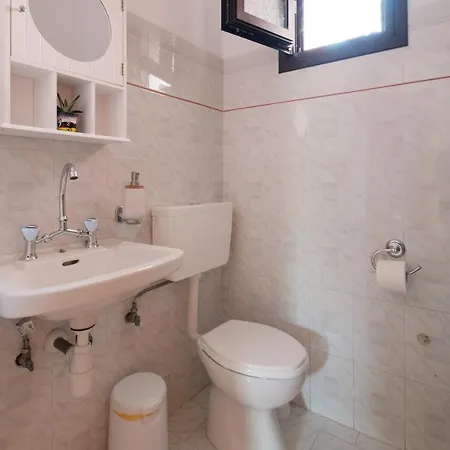 Mouzakitis 3 Apartment